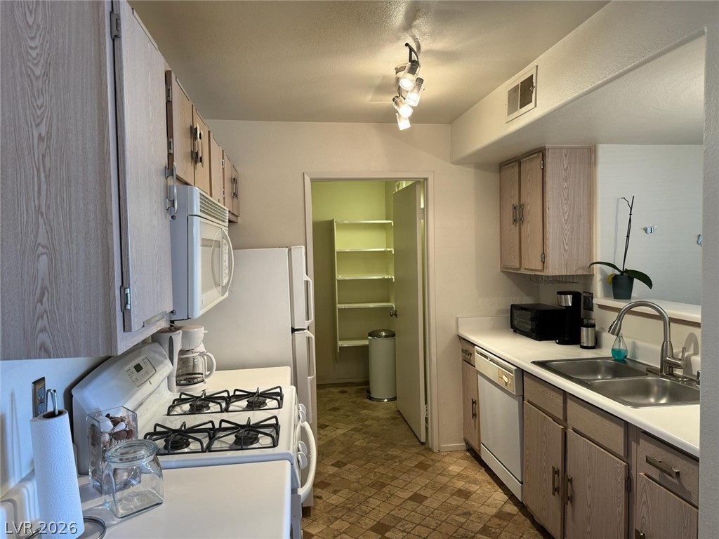 Photo 11 of 25, 7885 W Flamingo Road #1002