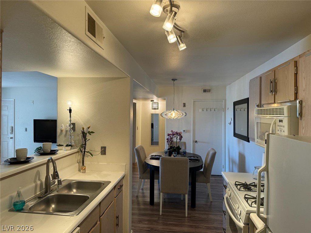 Photo 14 of 25, 7885 W Flamingo Road #1002