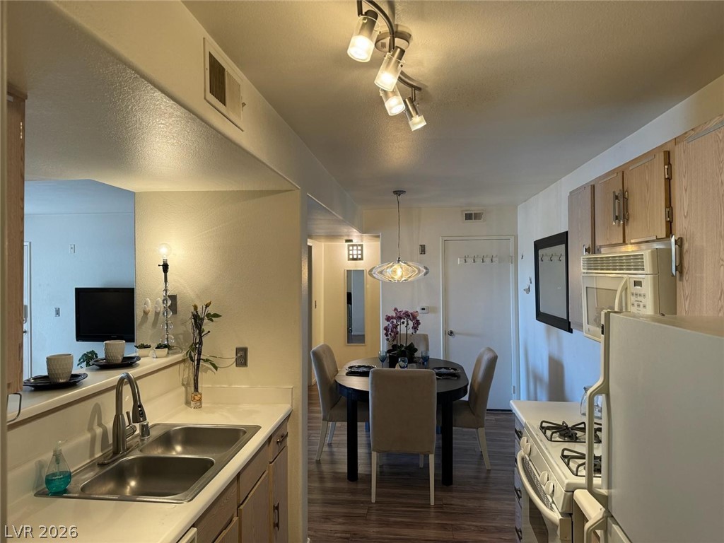 Photo 16 of 25, 7885 W Flamingo Road #1002