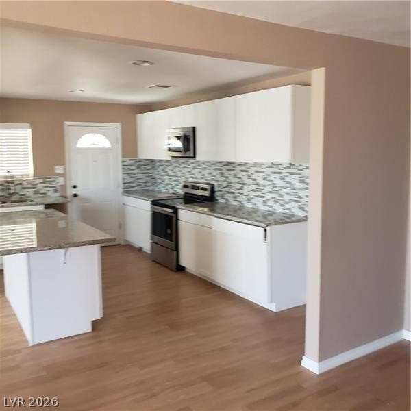 Photo 11 of 24, 3439 Cox Street