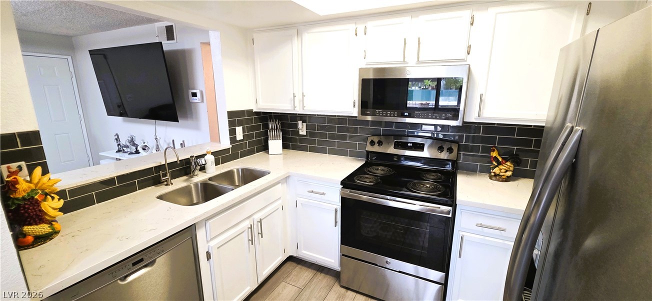 Photo 6 of 28, 6117 W Oakey Boulevard #A