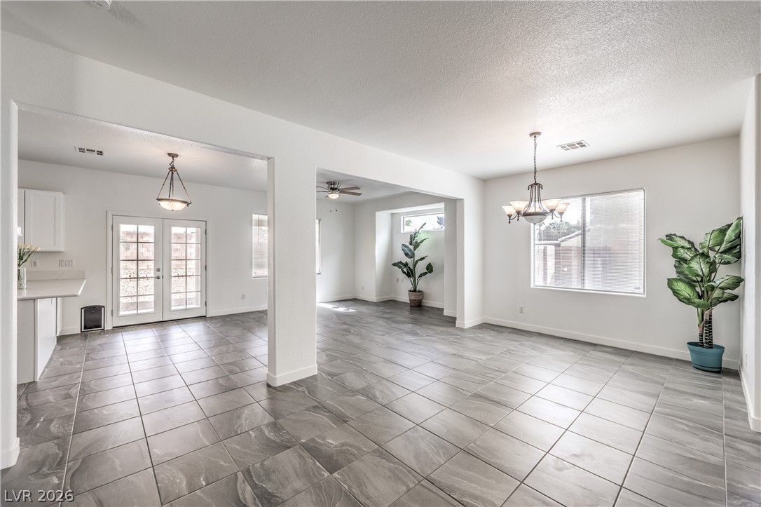 Photo 7 of 40, 920 Gary Carmena Avenue