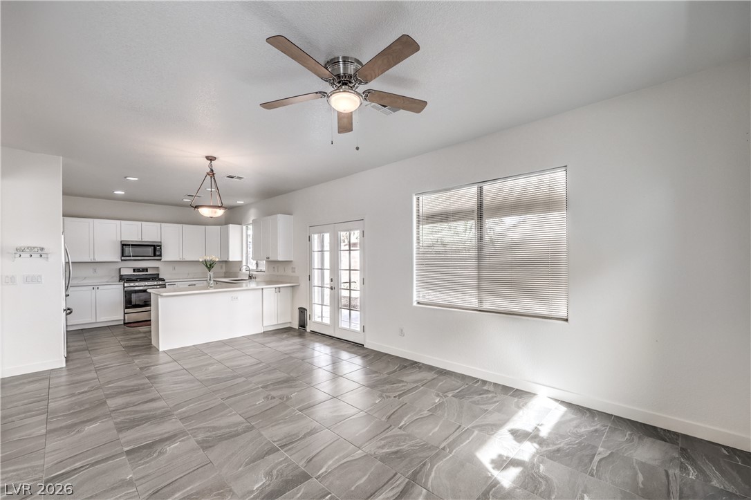 Photo 10 of 40, 920 Gary Carmena Avenue