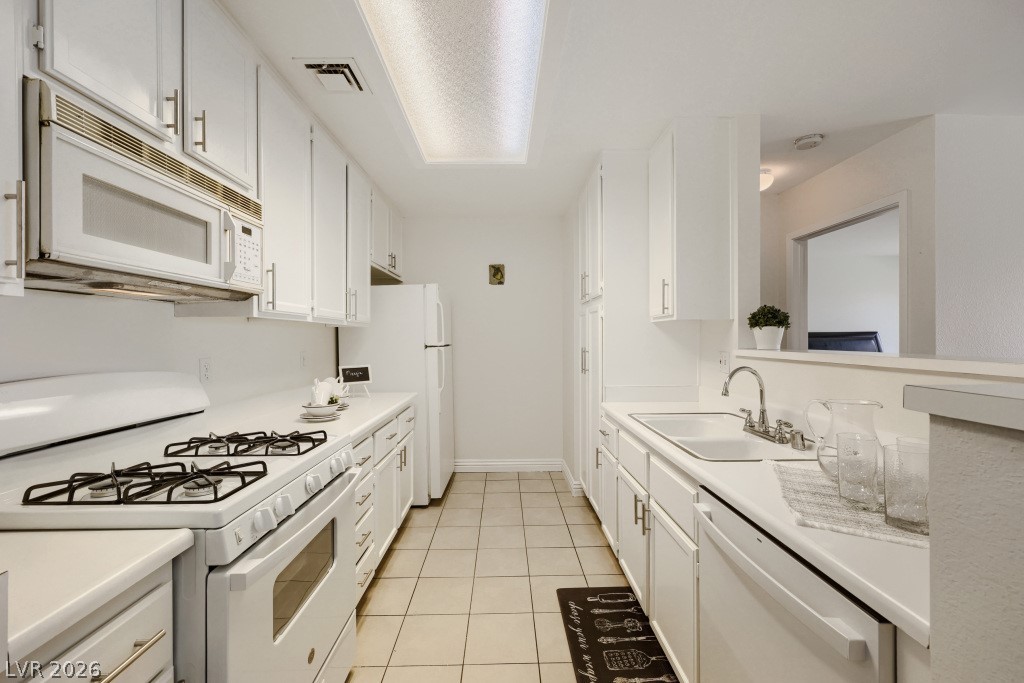 Photo 8 of 28, 4893 S Torrey Pines Drive #203