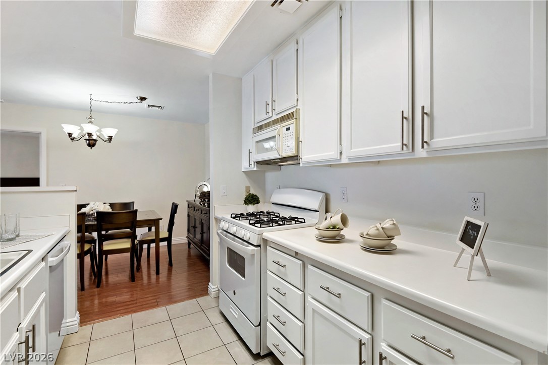 Photo 9 of 28, 4893 S Torrey Pines Drive #203