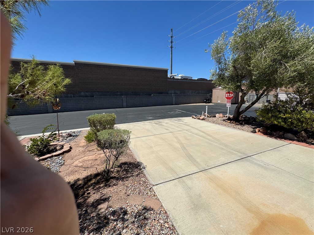 Photo 17 of 39, 871 Robin Way
