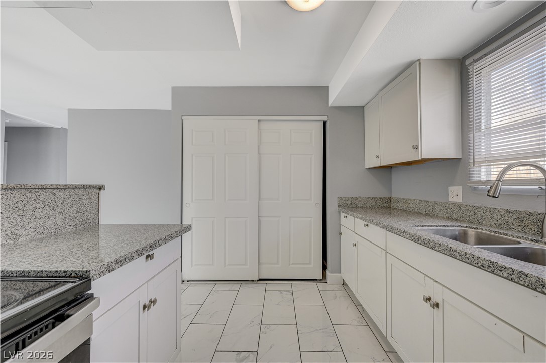 Photo 17 of 36, 3909 W Oakey Boulevard