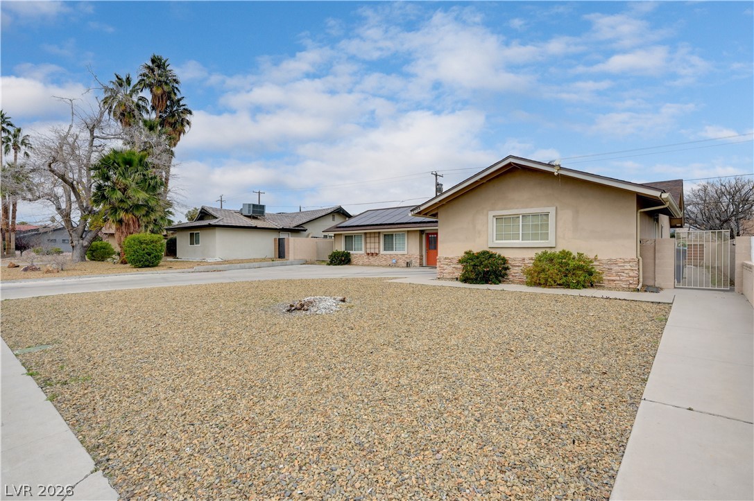 Photo 2 of 2704 W Oakey Boulevard