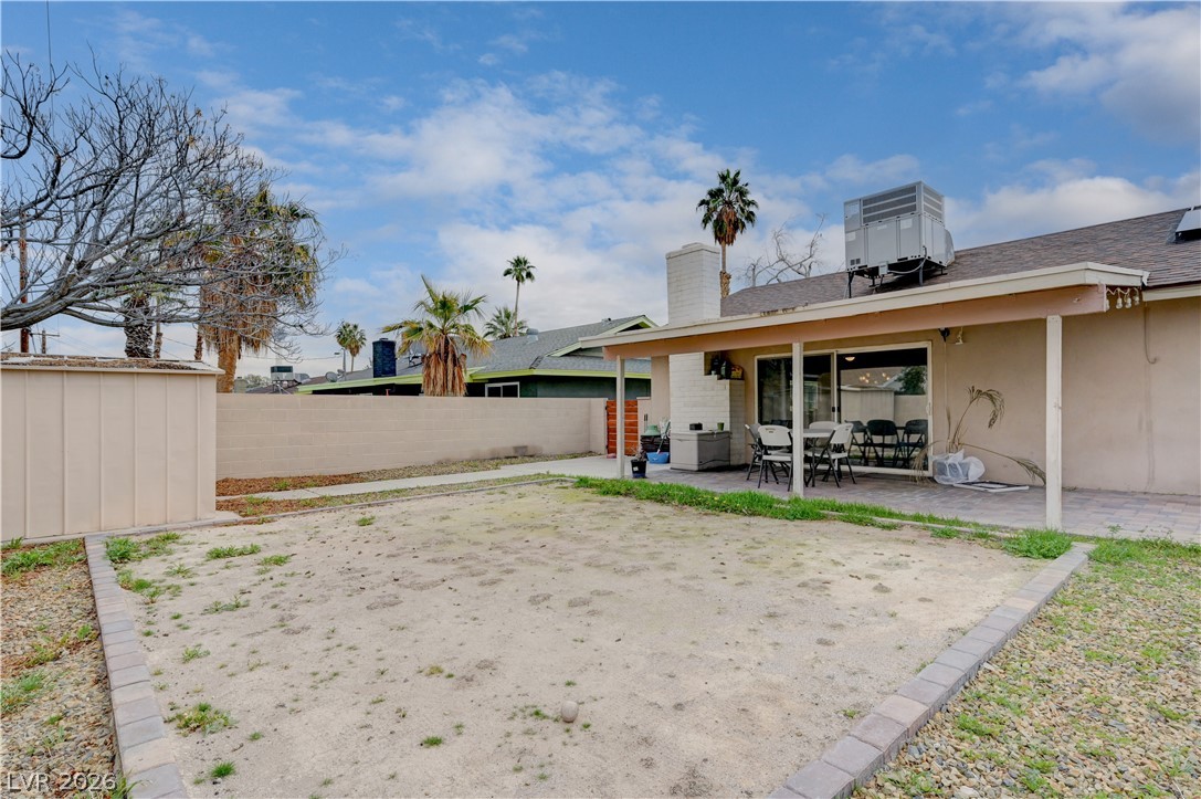 Photo 36 of 42, 2704 W Oakey Boulevard