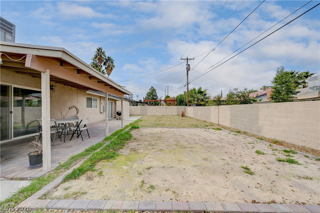 Photo 40 of 42, 2704 W Oakey Boulevard