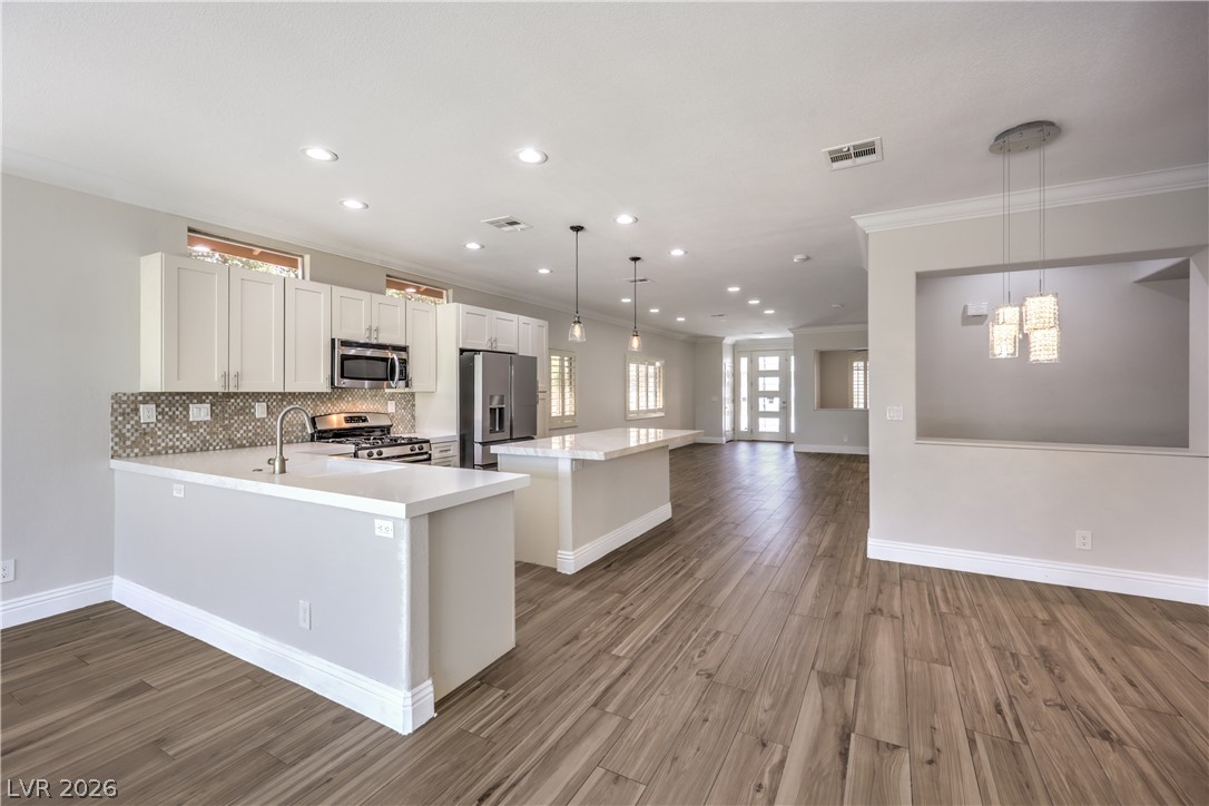 Photo 6 of 25, 800 Royal Elm Lane