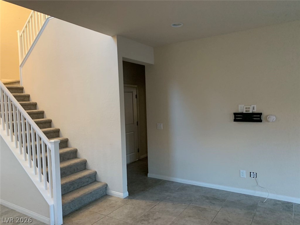 Photo 5 of 933 Kimbark Avenue