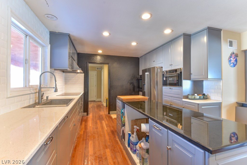 Photo 3 of 1818 Waldman Avenue