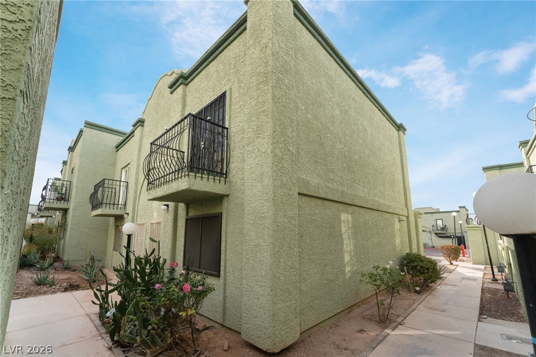 Photo 28 of 33, 7084 BURCOT Avenue #J21