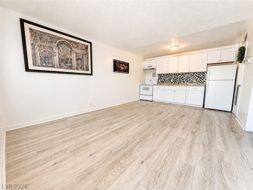 Photo 7 of 20, 3720 Royal Crest Street #15