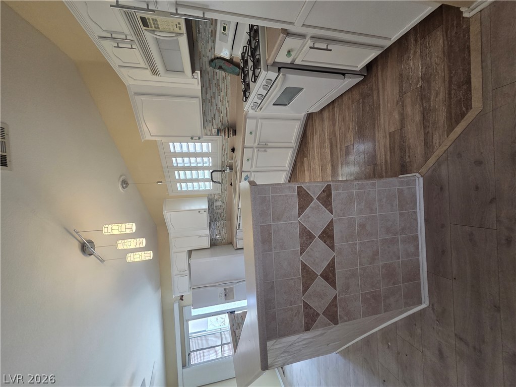 Photo 8 of 23, 4952 Mascaro Drive