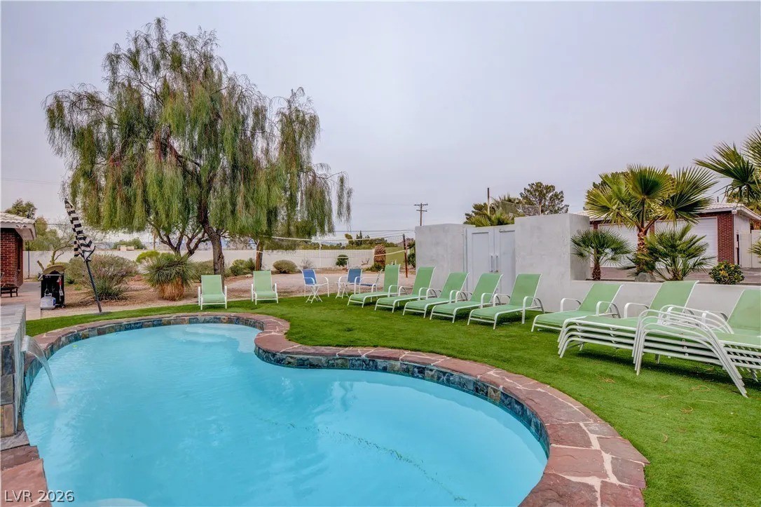 Photo 4 of 2720 E Quail Avenue