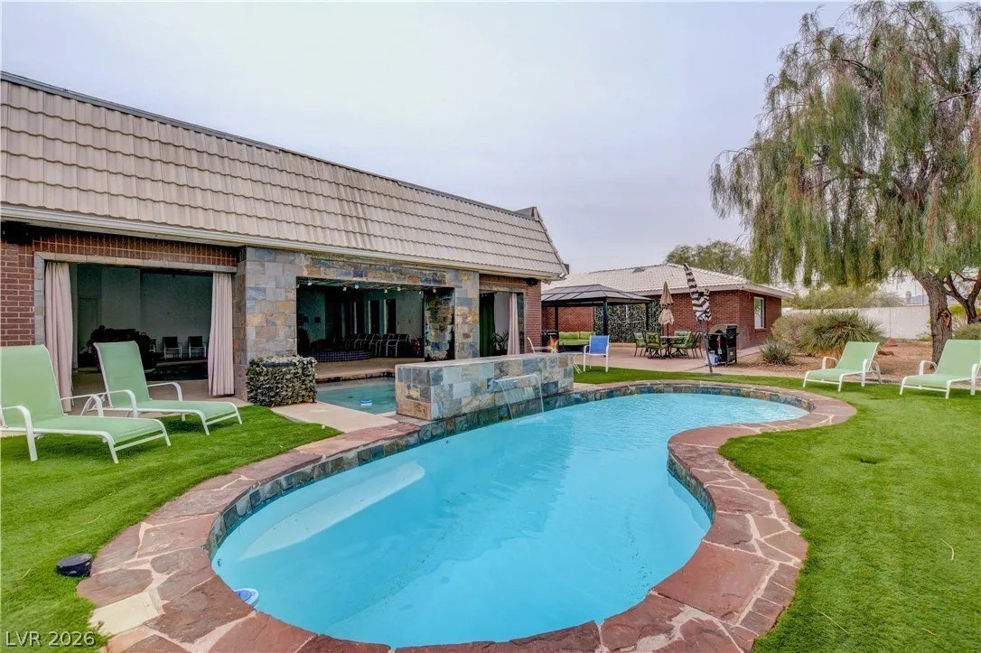 Photo 5 of 2720 E Quail Avenue