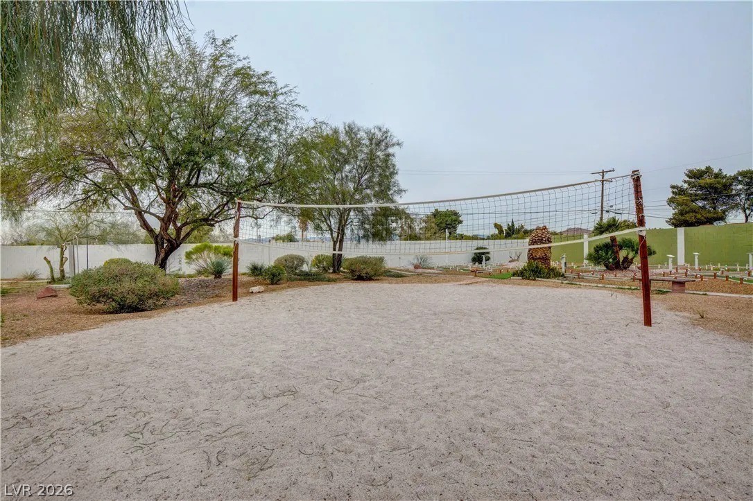 Photo 7 of 26, 2720 E Quail Avenue