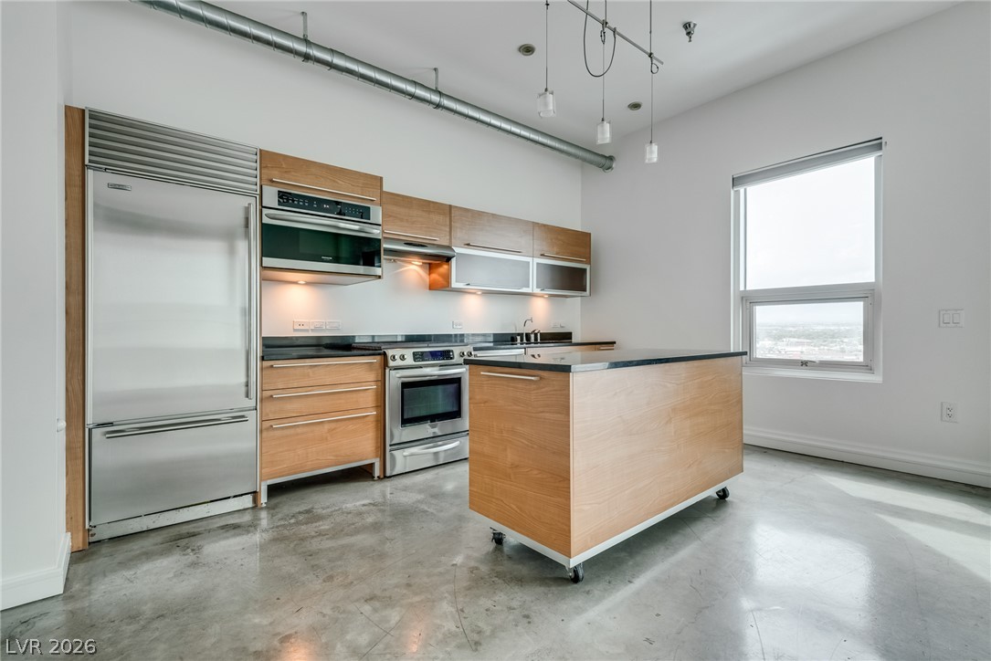 Photo 7 of 37, 200 HOOVER Avenue #1802