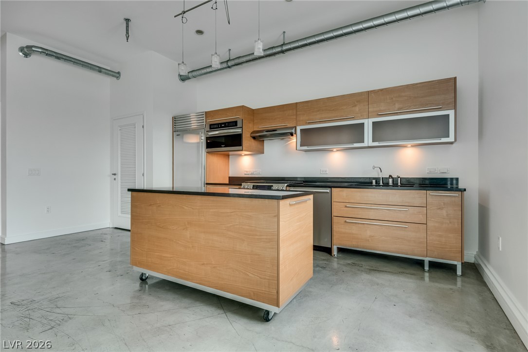 Photo 8 of 37, 200 HOOVER Avenue #1802