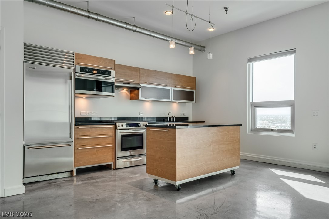 Photo 15 of 37, 200 HOOVER Avenue #1802