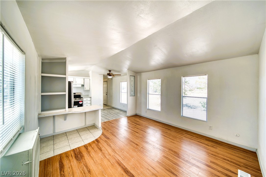 Photo 4 of 6920 Oakridge Avenue