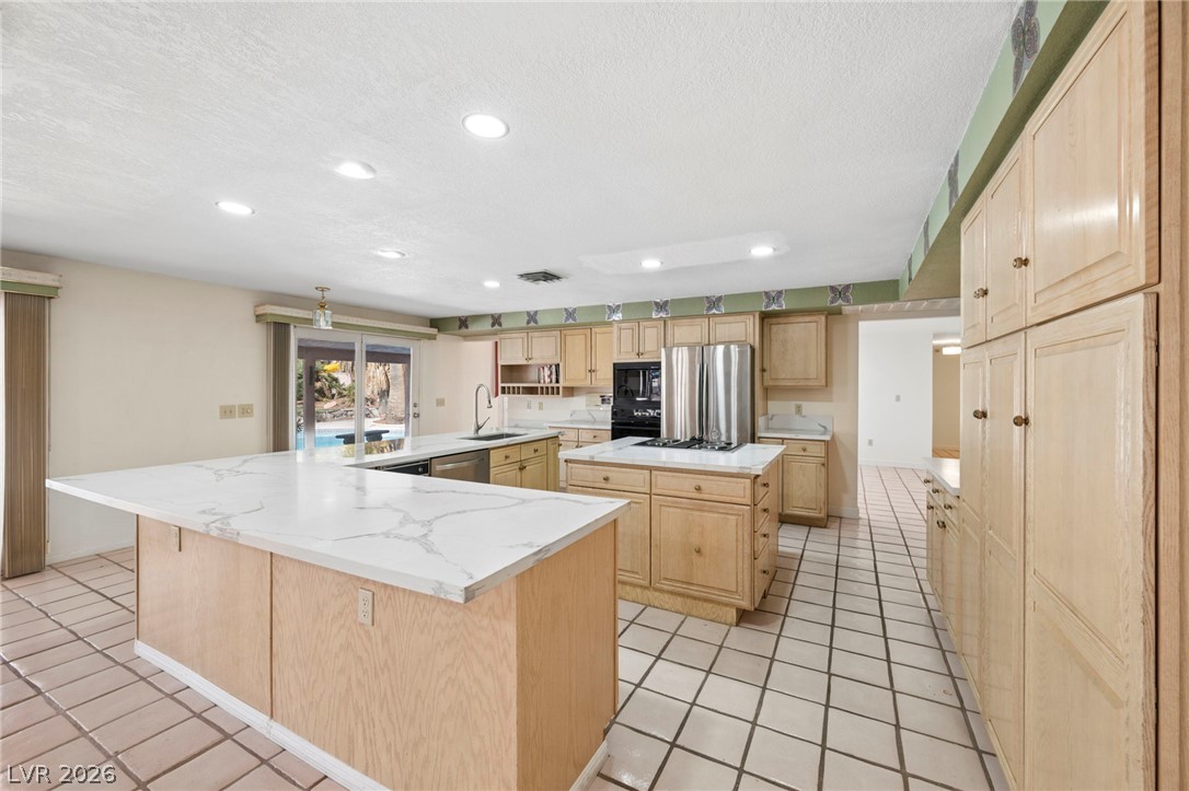 Photo 10 of 61, 2935 S Torrey Pines Drive