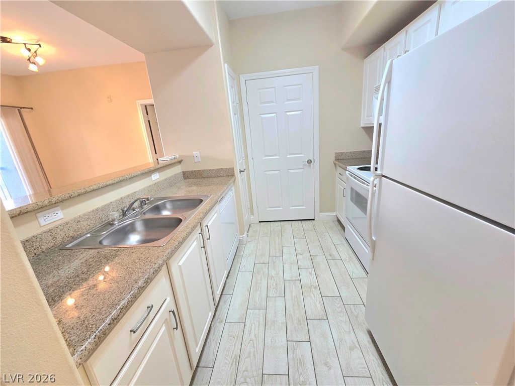 Photo 9 of 18, 8000 W Badura Avenue #1047