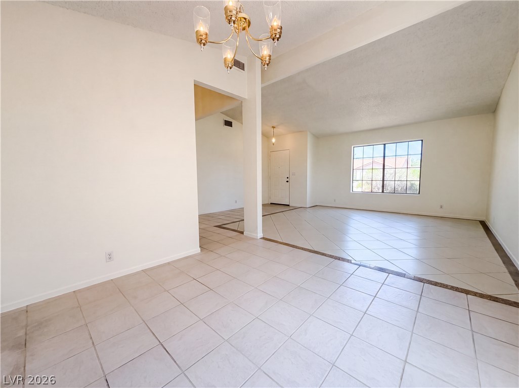 Photo 6 of 18, 3152 Viewcrest Avenue