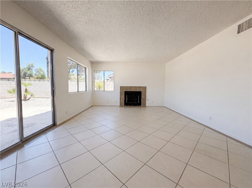 Photo 7 of 18, 3152 Viewcrest Avenue
