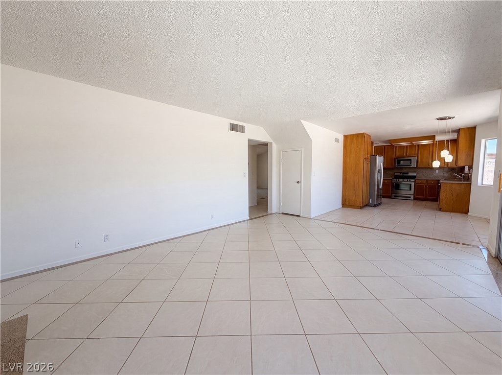 Photo 8 of 18, 3152 Viewcrest Avenue