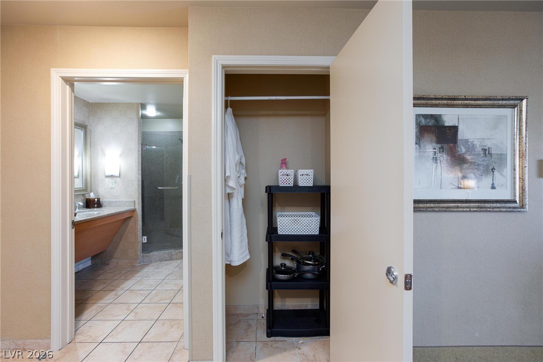 Photo 14 of 39, 211 E Flamingo Road #1003