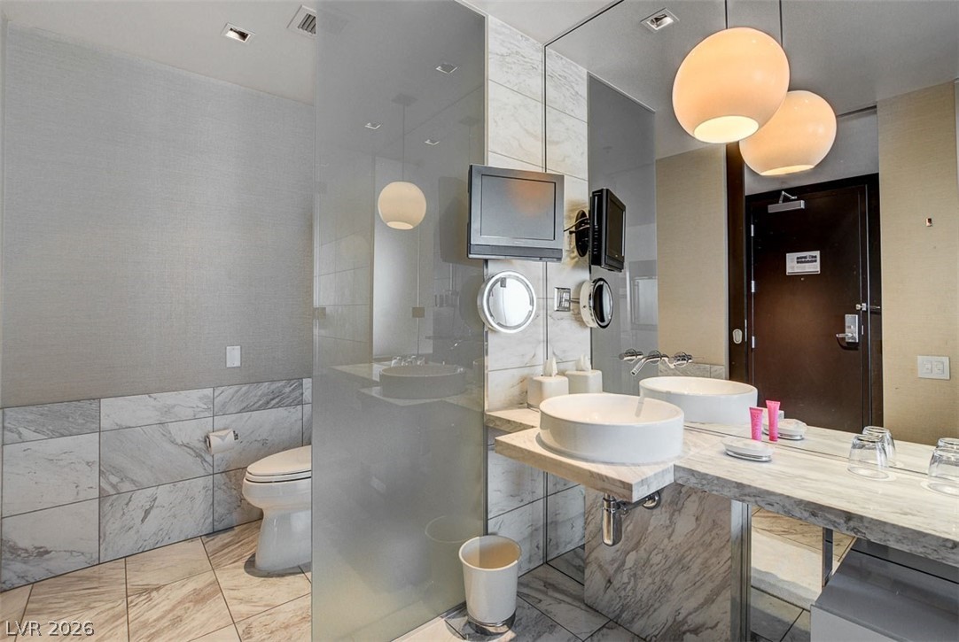Photo 8 of 12, 4381 W Flamingo Road #2106
