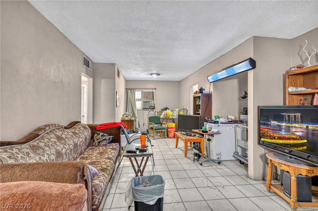 Photo 6 of 27, 1715 Santa Paula Drive