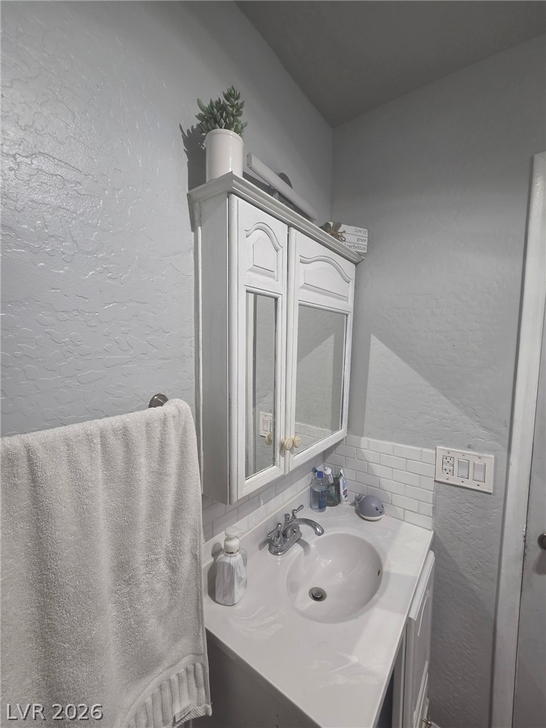 Photo 3 of 2036 Canterbury Drive