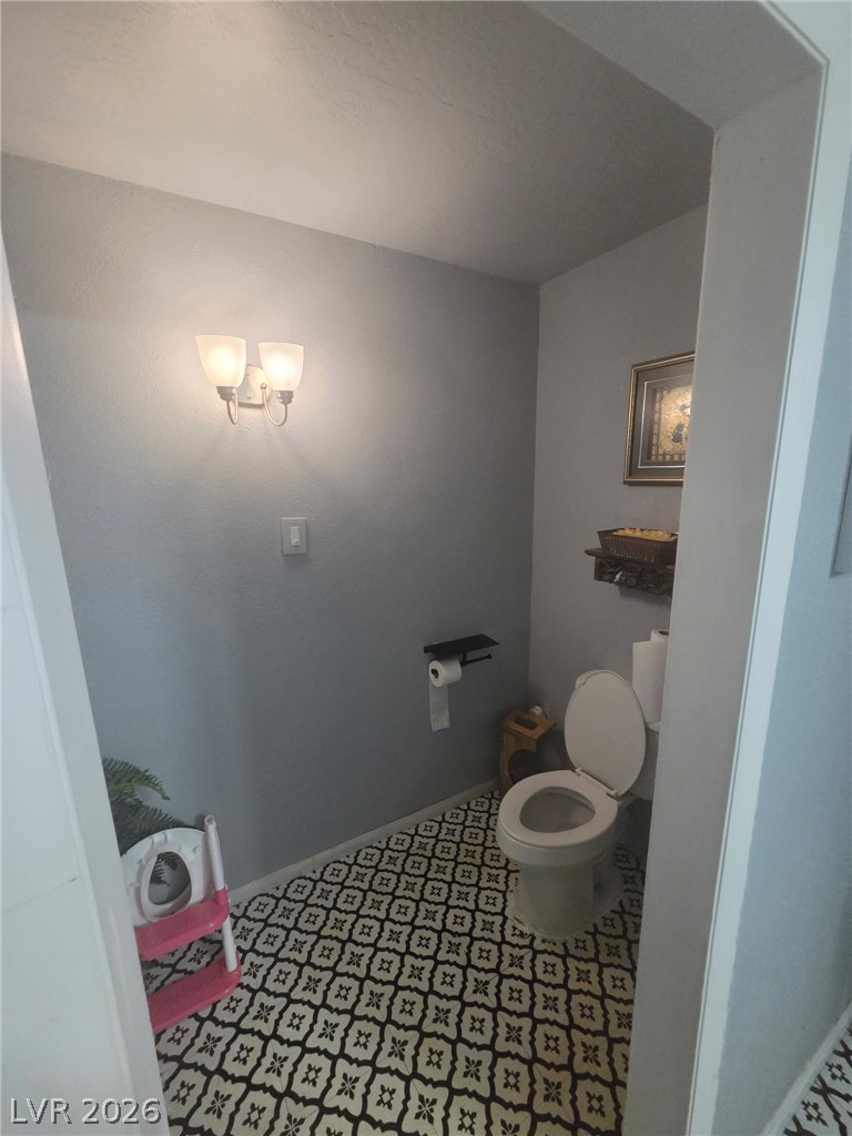 Photo 4 of 2036 Canterbury Drive