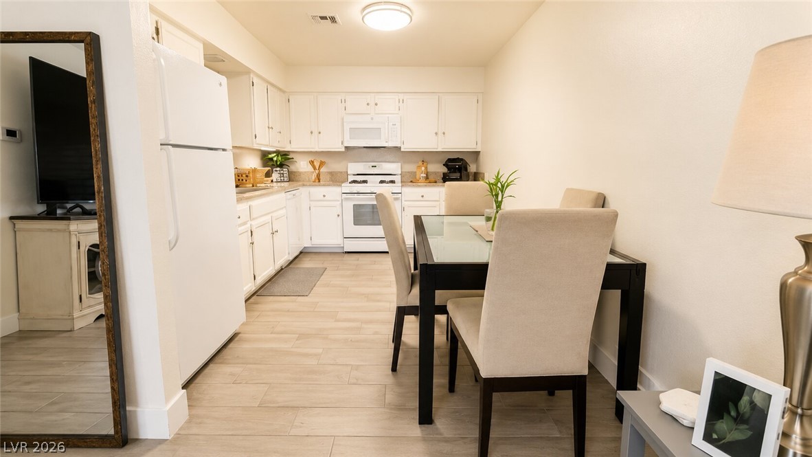 Photo 8 of 22, 2140 Petersham Court #B
