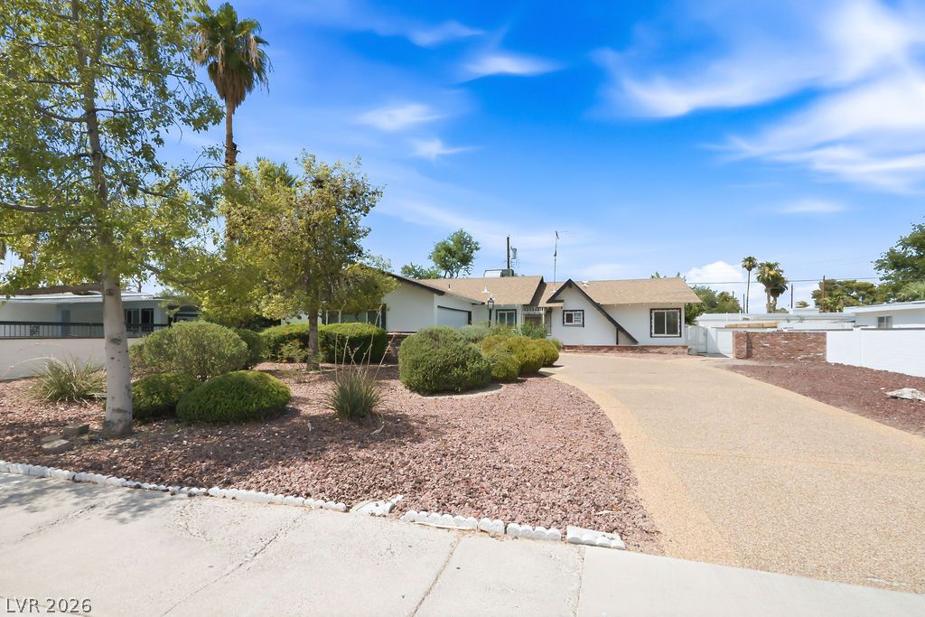 Photo 2 of 551 E Oakey Boulevard