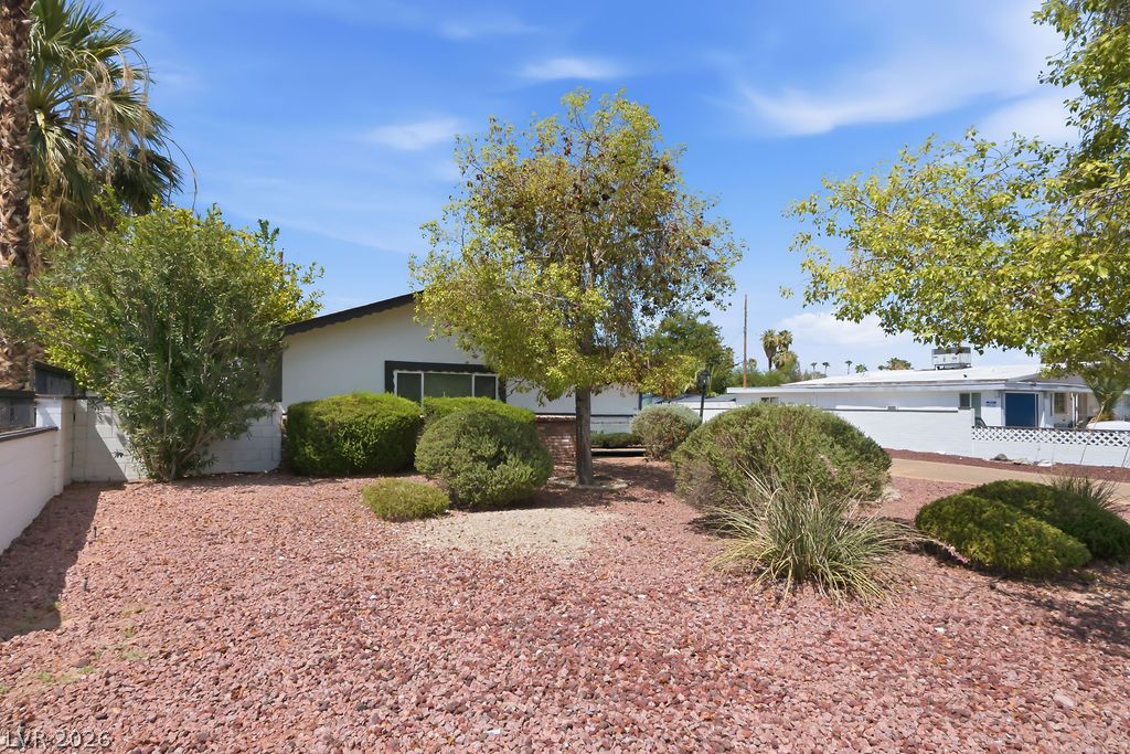 Photo 3 of 551 E Oakey Boulevard