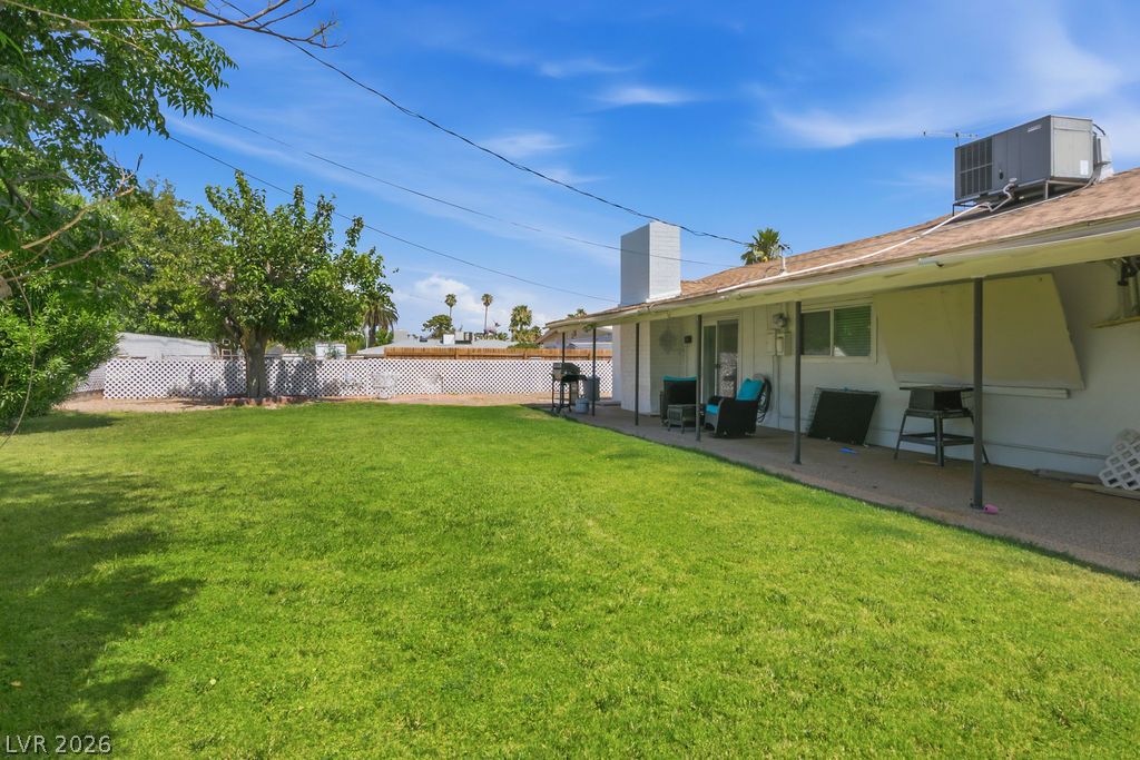 Photo 5 of 551 E Oakey Boulevard