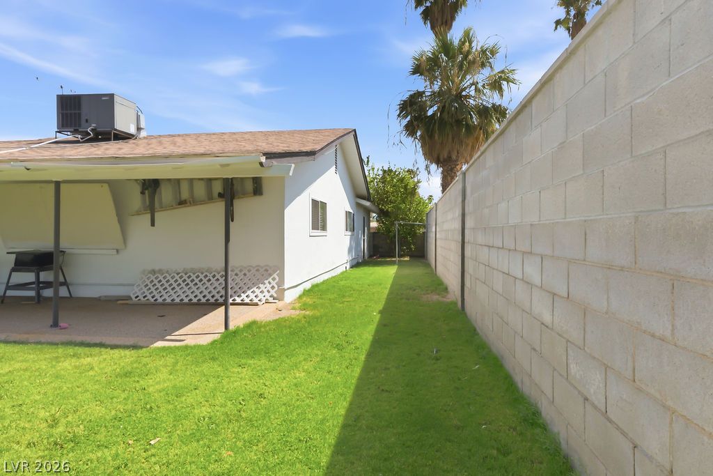Photo 6 of 30, 551 E Oakey Boulevard