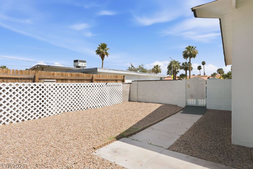 Photo 8 of 30, 551 E Oakey Boulevard