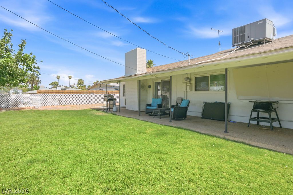 Photo 9 of 30, 551 E Oakey Boulevard
