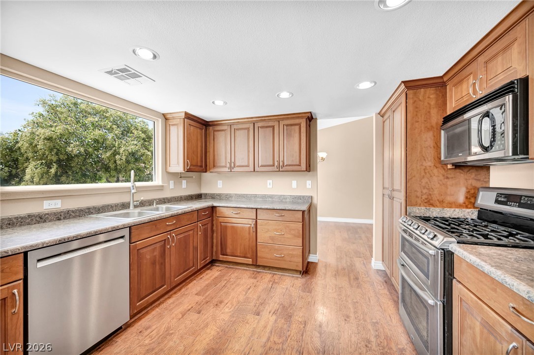 Photo 30 of 86, 7529 W Gilmore Avenue