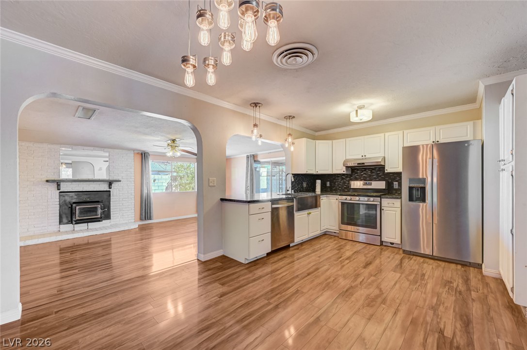 Photo 9 of 47, 1209 Meadbrook Street