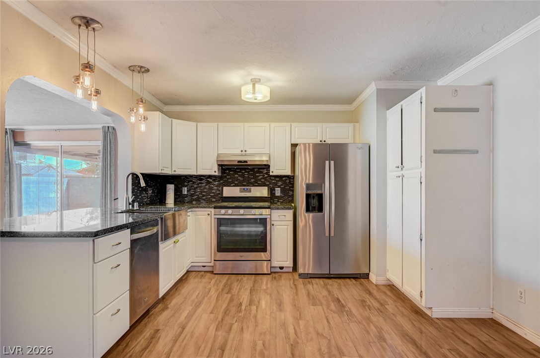 Photo 10 of 47, 1209 Meadbrook Street