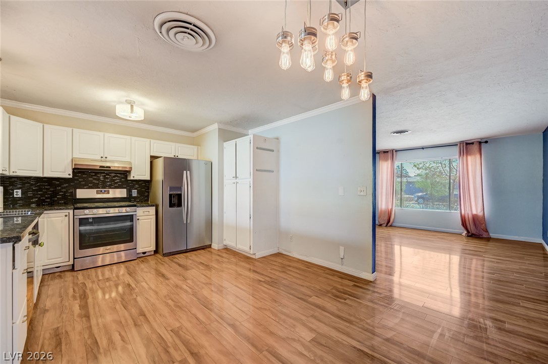 Photo 11 of 47, 1209 Meadbrook Street