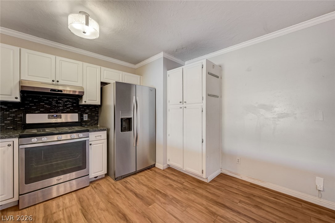 Photo 12 of 47, 1209 Meadbrook Street