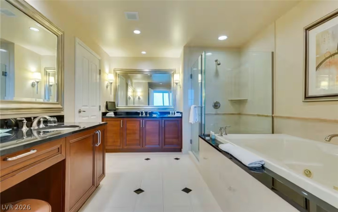 Photo 9 of 29, 135 E Harmon Avenue #2020